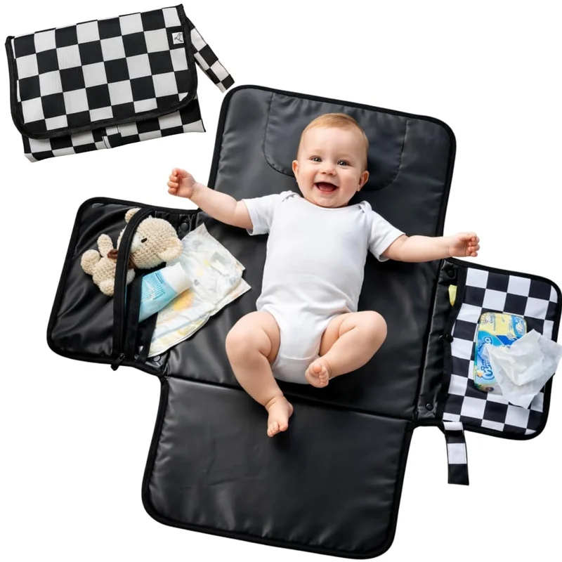 Trocador de Fralda Portátil Essentials Akinotori — Xadrez Preto e Branco | Compacto e Dobrável, Interior à Prova d'Água, Bolso com Zíper Impermeável, Porta Lenços, Alça para Pendurar